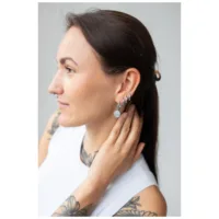 Silberne Little Sun Moon Hoops am Ohr Frau mit langen Haaren trägt silberne Little Sun Moon Hoops Ohrringe