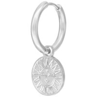 Little Sun Moon Hoops silberner Ohrring Silberner Ohrring mit Sonnen- und Mondanhänger auf weißem Hintergrund