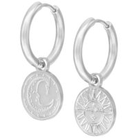 Silberne Little Sun Moon Hoops aus Metall Silberne Ohrringe mit Sonne und Mond Anhängern auf weißem Hintergrund