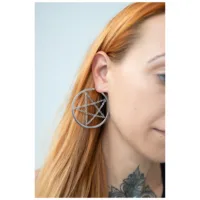 Silberne Pentagram Ohrringe mit Kette, getragen am Ohr, helle Hintergrund