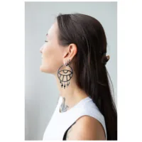 Thunderflash Eye Hoops in Schwarz getragen Frau mit langen Haaren trägt große schwarze Thunderflash Eye Hoops Ohrringe seitlich