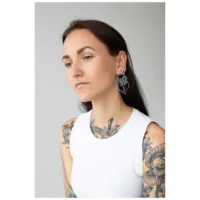 Silberne Dahlia Hoops Ohrringe am Ohr getragen Frau mit langen Haaren trägt silberne Dahlia Hoops Ohrringe vor grauem Hintergrund