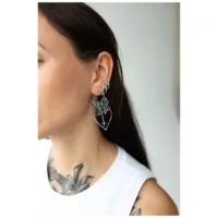 Elegante Dahlia Hoops Ohrringe in Schwarz und Silber Frau mit Dahlia Hoops Ohrringen in Schwarz und Silber, seitliches Porträt