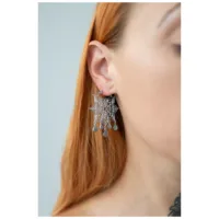 Silberne Mandala Ohrringe im eleganten Design Silberne Mandala Ohrringe getragen, auf Ohr fokussiert, blondes Haar