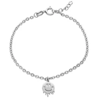 Kleines Smiley Armband in Silber Silbernes Armband mit kleinem Smiley-Anhänger auf weißem Hintergrund