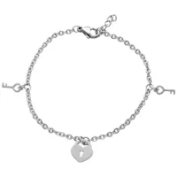 Silbernes Armband mit Schlüssel und Schloss Silbernes Armband mit kleinen Schlüsseln und Herzschloss auf weißem Hintergrund