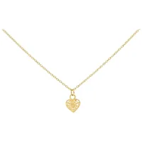 Goldene Herzanhänger-Kette auf weißem Hintergrund