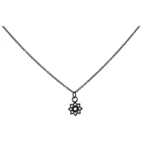 Schwarze Little Sunflower Kette aus Chirurgenstahl Schwarze Kette mit Sonnenblumenanhänger aus Chirurgenstahl auf weißem Hintergrund