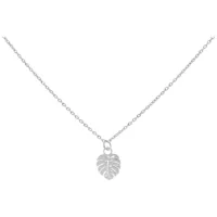 Monstera Leaf Kette in Silber 50 cm Silberne Kette mit Monstera-Blatt-Anhänger auf weißem Hintergrund