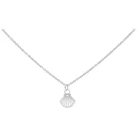Silberne Kette mit Muschelanhänger, 50 cm Feine silberne Kette mit kleinem Muschelanhänger auf weißem Hintergrund