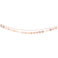 Roségoldene Multilayer Fußkette, verstellbar Roségoldene mehrlagige Fußkette aus Chirurgenstahl auf weißem Hintergrund