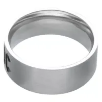Silberner ACDC Logo Ring aus Edelstahl Silberner Ring mit ACDC Logo aus Chirurgenstahl auf weißem Hintergrund