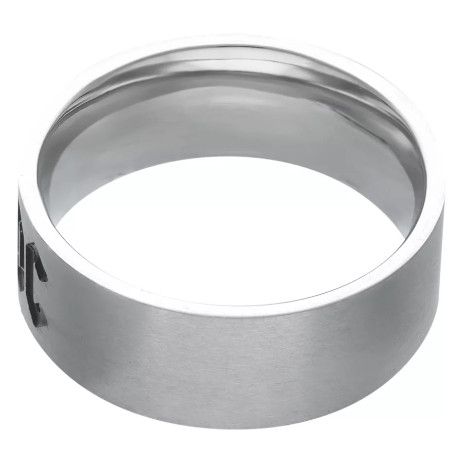 Silberner ACDC Logo Ring aus Edelstahl Silberner Ring mit ACDC Logo aus Chirurgenstahl auf weißem Hintergrund