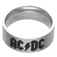 Silberner ACDC Logo Ring aus Chirurgenstahl Silberner Ring mit schwarzem ACDC Logo auf weißem Hintergrund