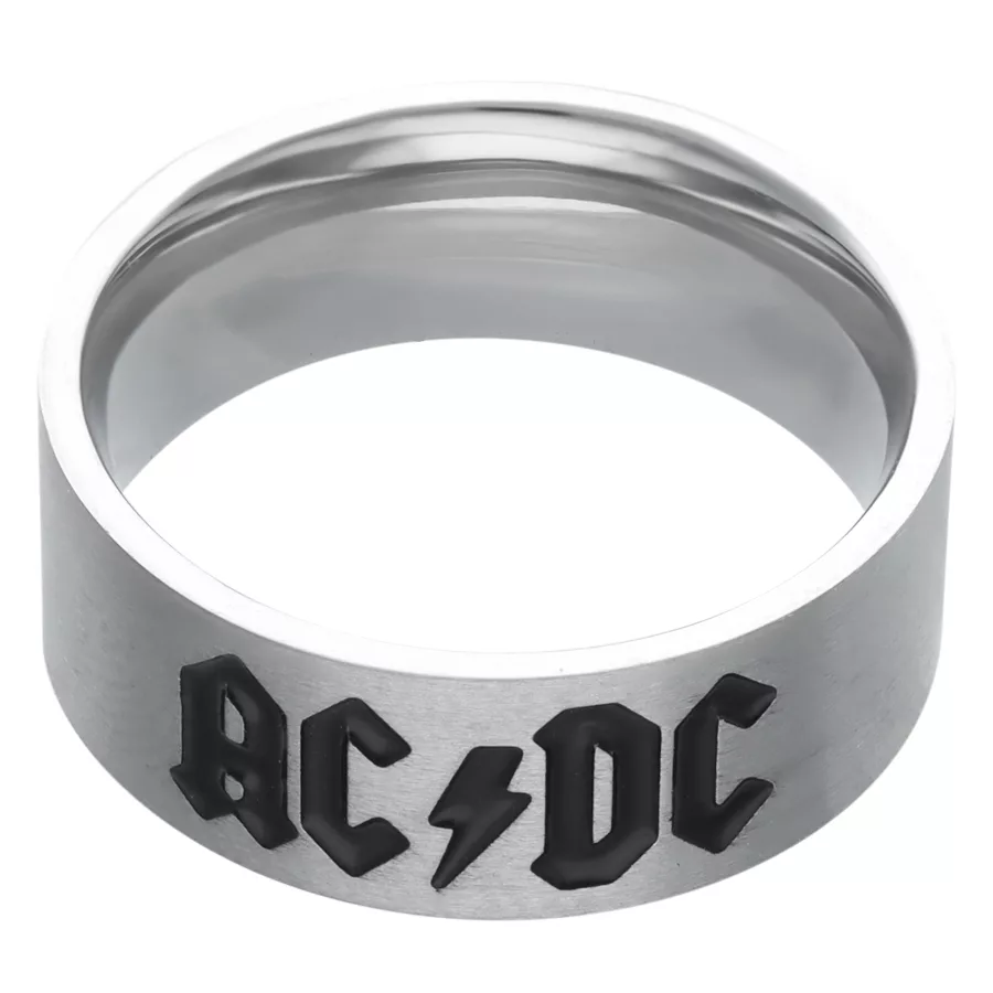 Silberner ACDC Logo Ring aus Chirurgenstahl Silberner Ring mit schwarzem ACDC Logo auf weißem Hintergrund