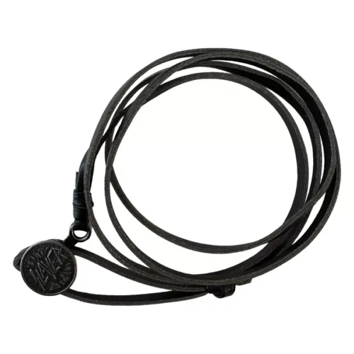 Silbernes Slayer Armband aus Chirurgenstahl auf weißem Hintergrund