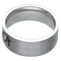 Silberner Slayer Logo Ring aus Chirurgenstahl Silberner Ring mit Slayer Logo auf weißem Hintergrund, aus poliertem Chirurgenstahl