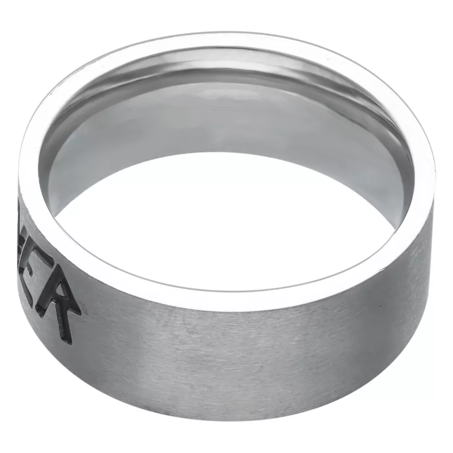 Silberner Slayer Logo Ring aus Chirurgenstahl Silberner Ring mit Slayer Logo auf weißem Hintergrund, aus poliertem Chirurgenstahl