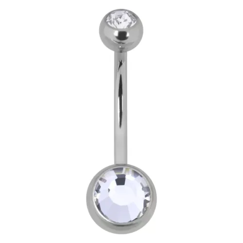 Silbernes Bauchnabelpiercing mit zwei klaren Kristallen auf weißem Hintergrund