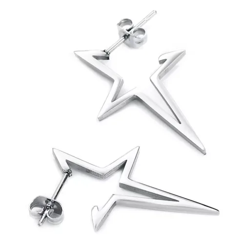 Zwei silberne Stern-Ohrstecker aus Chirurgenstahl auf weißem Hintergrund