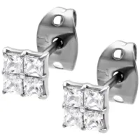 Quadratische Kristall-Ohrstecker in Silber Silberne Ohrstecker mit quadratischen Kristallen auf weißem Hintergrund