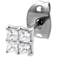 Silberfarbene Kristall-Ohrstecker im Quadratdesign Silberfarbene Ohrstecker mit quadratischen Kristallen auf weißem Hintergrund