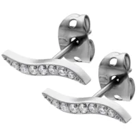 Elegante Kristall Ohrstecker in Silber Zwei silberne Ohrstecker mit klaren Kristallen auf weißem Hintergrund