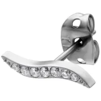Silberne Kristall Ohrstecker - Set Schmuck Silberne Ohrstecker mit Kristallen auf weißem Hintergrund