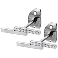 Silberne Ohrstecker mit Kristallbalken Silberne Ohrstecker mit horizontalem Kristallbalken auf weißem Hintergrund