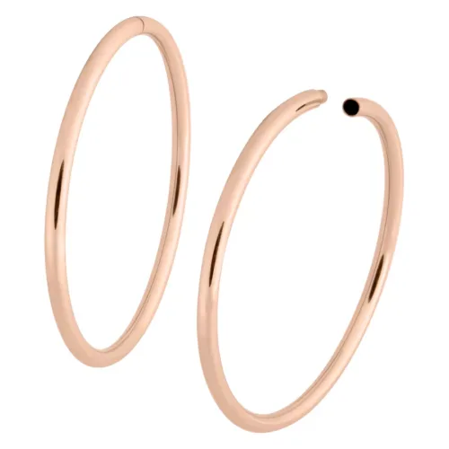 Zwei roségoldene Hoops aus Chirurgenstahl 316L auf weißem Hintergrund