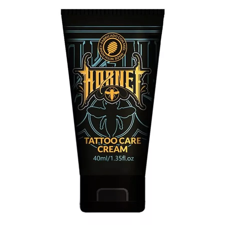 Hornet Tattoo Pflegecreme 40ml Tube Schwarze Tube der Hornet Tattoo Pflegecreme mit 40 ml Inhalt auf weißem Hintergrund