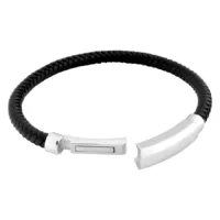 Schwarzes geflochtenes Lederarmband mit Stahlverschluss Schwarzes geflochtenes Armband aus Leder mit glänzendem Stahlverschluss auf weißem Hintergrund