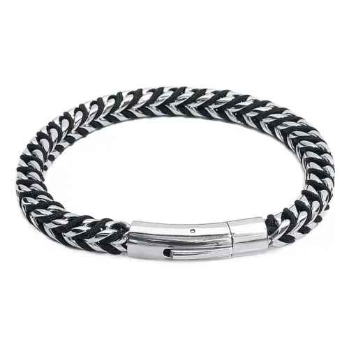 Schwarzes und silbernes Armband aus Nylon mit Edelstahlverschluss auf weißem Hintergrund
