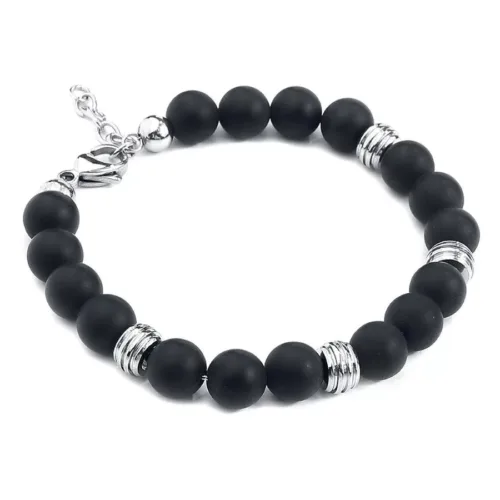 Schwarzes Armband mit matten Perlen und silbernen Ringen auf weißem Hintergrund