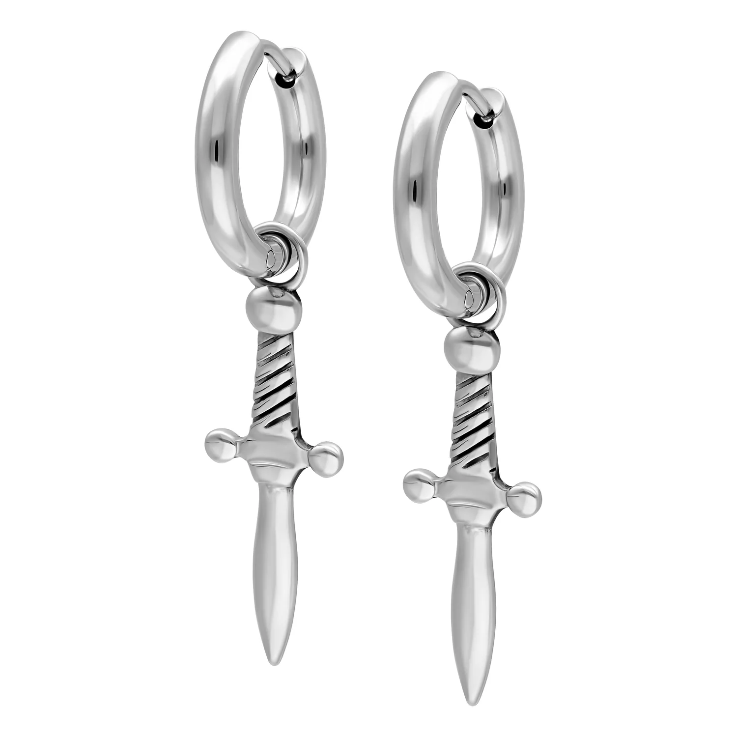 Silberne Little Sword Hoops Ohrringe Silberne Ohrringe in Form kleiner Schwerter auf weißem Hintergrund