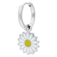 Silberne Little Daisy Hoops Ohrringe Silberne Ohrringe mit Gänseblümchen-Anhänger auf weißem Hintergrund