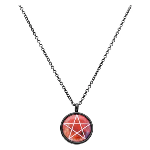 Schwarze Pentagram Kette aus Chirurgenstahl mit rotem Anhänger auf weißem Hintergrund