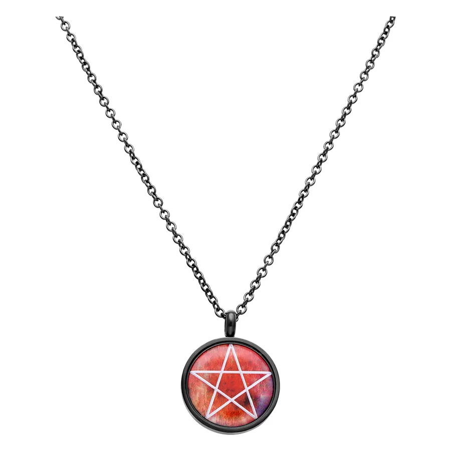 Antike Pentagram Kette in Schwarz Schwarze Pentagram Kette aus Chirurgenstahl mit rotem Anhänger auf weißem Hintergrund