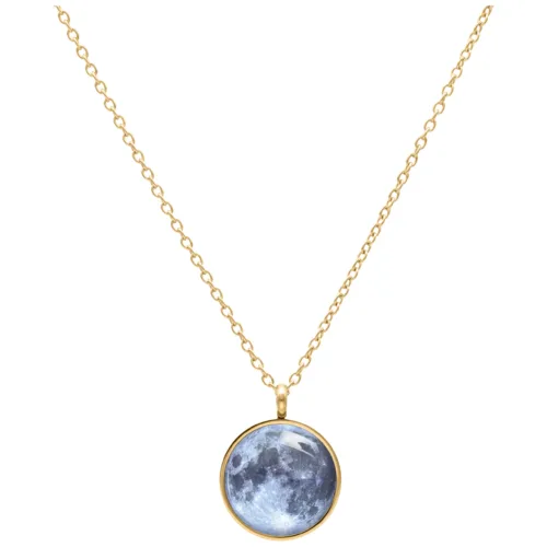 Goldene Kette mit rundem Mondanhänger auf weißem Hintergrund