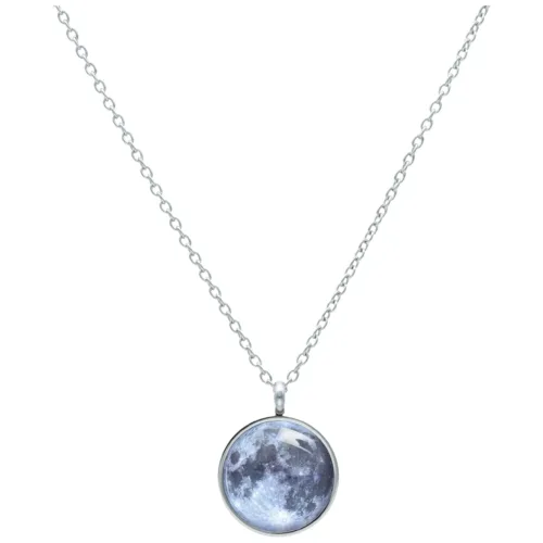 Silberne Kette mit Mondanhänger auf weißem Hintergrund