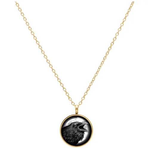 Goldene Kette mit rundem Raben-Anhänger auf weißem Hintergrund