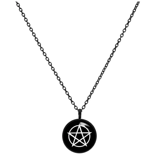 Schwarze Kette mit Pentagramm-Anhänger auf weißem Hintergrund