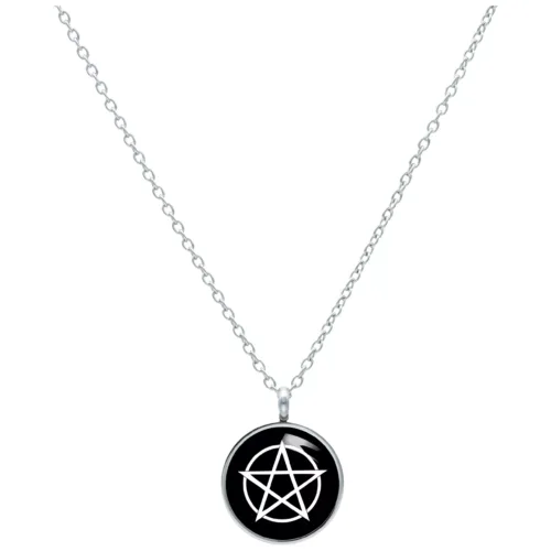 Silberne Kette mit schwarzem Pentagramm-Anhänger auf weißem Hintergrund