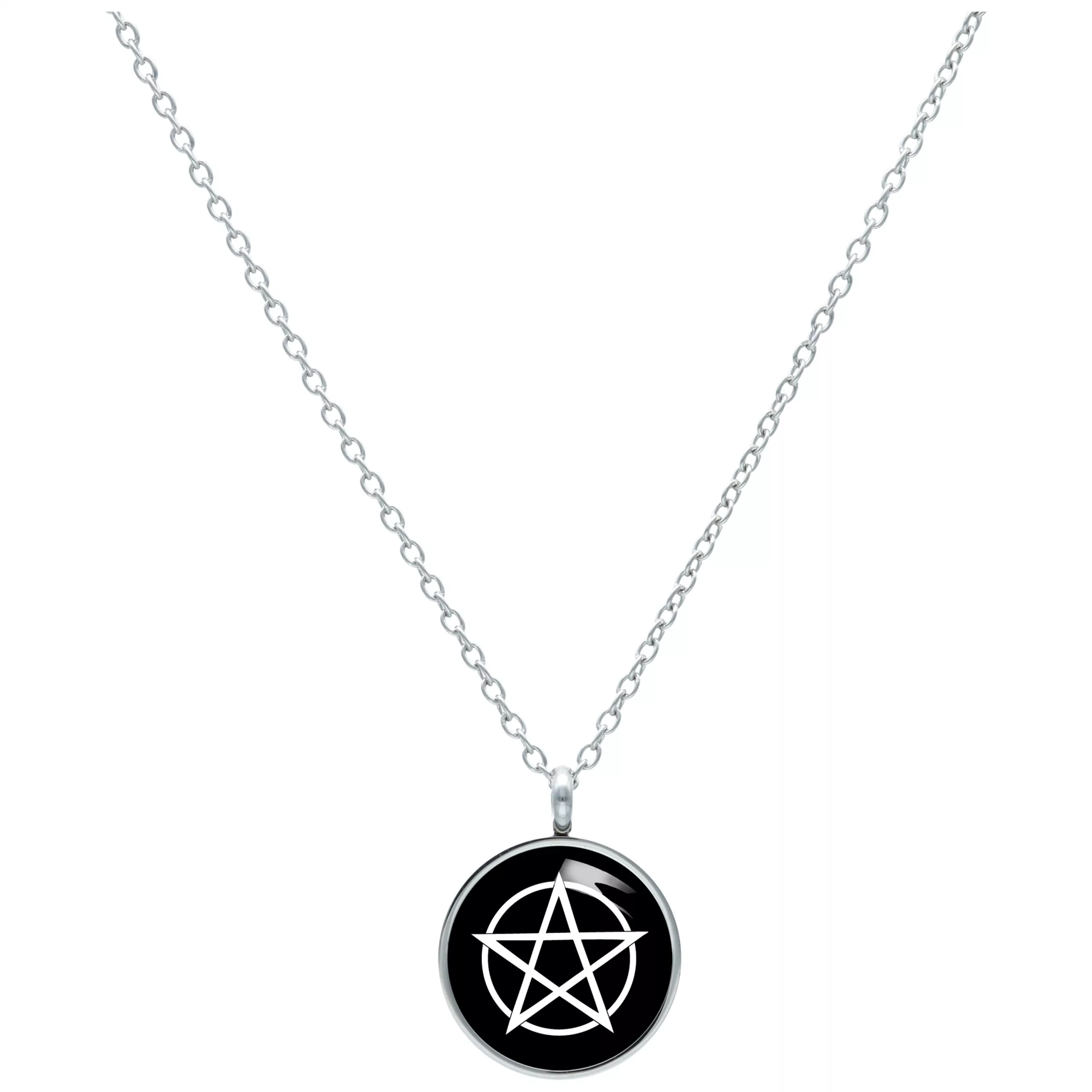 Silberne Kette mit schwarzem Pentagramm-Anhänger auf weißem Hintergrund