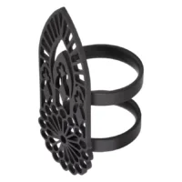 Schwarzer Basilika Ring aus Chirurgenstahl Schwarzer Fingerring aus Chirurgenstahl mit detailliertem Basilika-Muster auf weißem Hintergrund