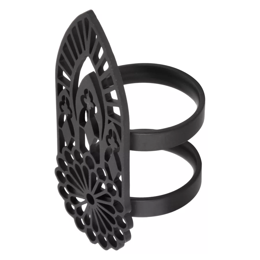 Schwarzer Basilika Ring aus Chirurgenstahl Schwarzer Fingerring aus Chirurgenstahl mit detailliertem Basilika-Muster auf weißem Hintergrund