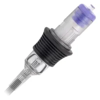 Magnum Tattoonadeln aus Chirurgenstahl Magnum Cartridge Nadel mit transparentem Gehäuse und schwarzem Griff auf weißem Hintergrund