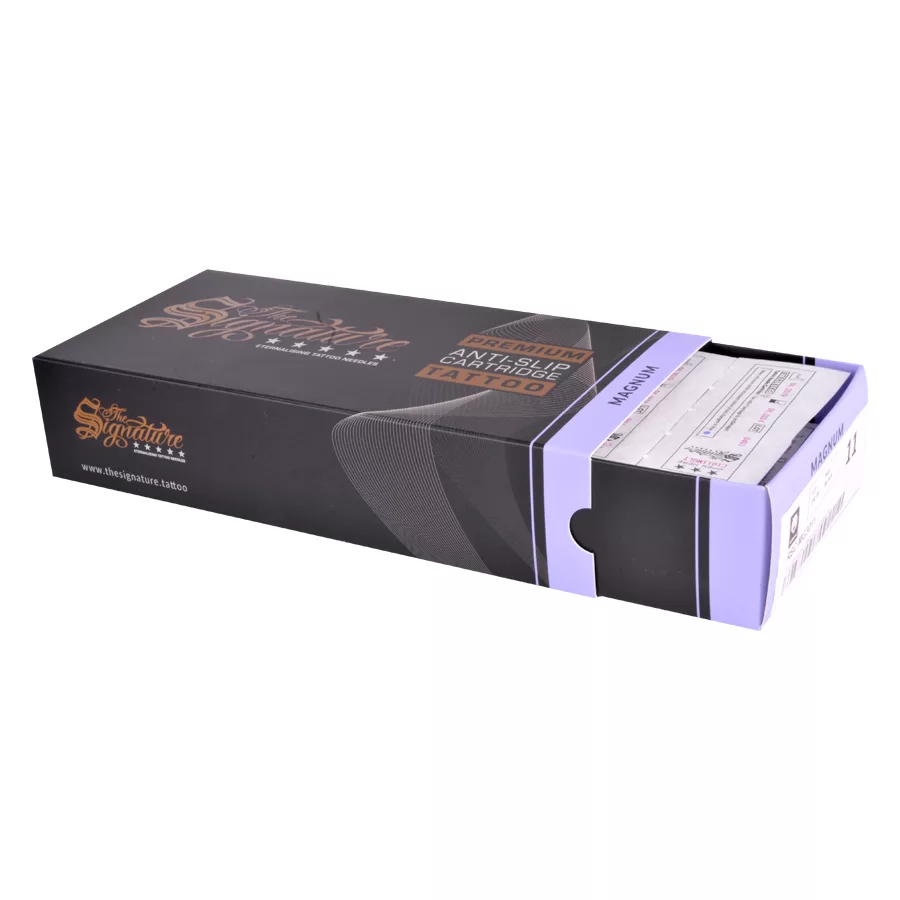Magnum Cartridges in schwarzer Box Schwarze Box mit Magnum Cartridges, seitlich geöffnet, auf weißem Hintergrund