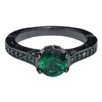 Smaragdgrüner Ring aus schwarzem Stahl Schwarzer Fingerring aus Chirurgenstahl mit smaragdgrünem Kristall auf weißem Hintergrund