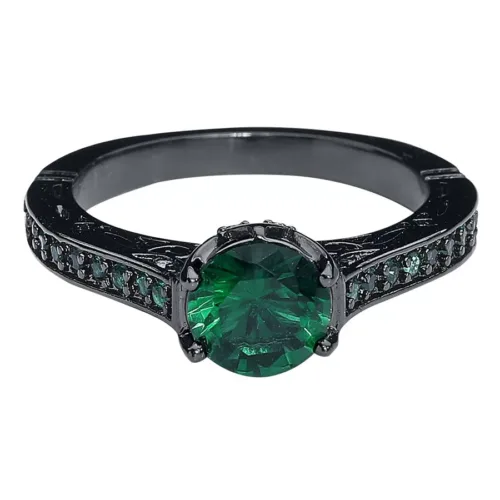 Schwarzer Fingerring aus Chirurgenstahl mit smaragdgrünem Kristall auf weißem Hintergrund